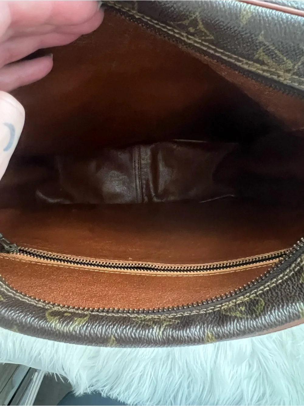 READ DESCRIPTION (2) Louis Vuitton Monogram Messenger Bags